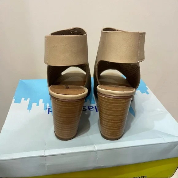 CITYCLASSIFIED Roadway Peep Toe Perforated Slingback Chunky Heel Sandals 6.5 - Picture 4 of 7